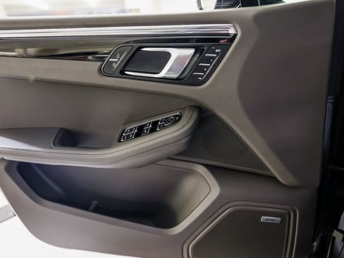 Certified 2025 Porsche Macan image 23