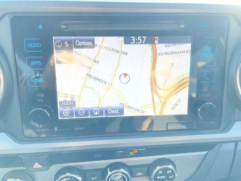 Used 2018 Toyota Tacoma TRD Sport image 19