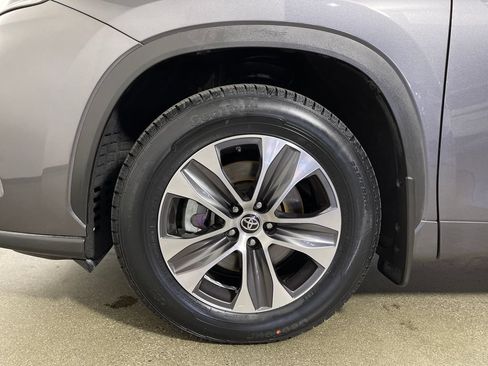 Certified 2021 Toyota Highlander XLE AWD/4WD image 11