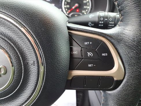 Used 2016 Jeep Renegade Limited image 17