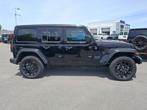 Used 2025 Jeep Wrangler Unlimited Sahara w/ Safety Group AWD/4WD image 7