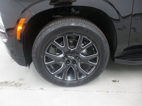 Used 2026 Chevrolet Suburban RST w/ Comfort Package AWD/4WD image 4