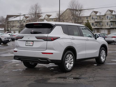 New 2026 Mitsubishi Outlander ES image 3