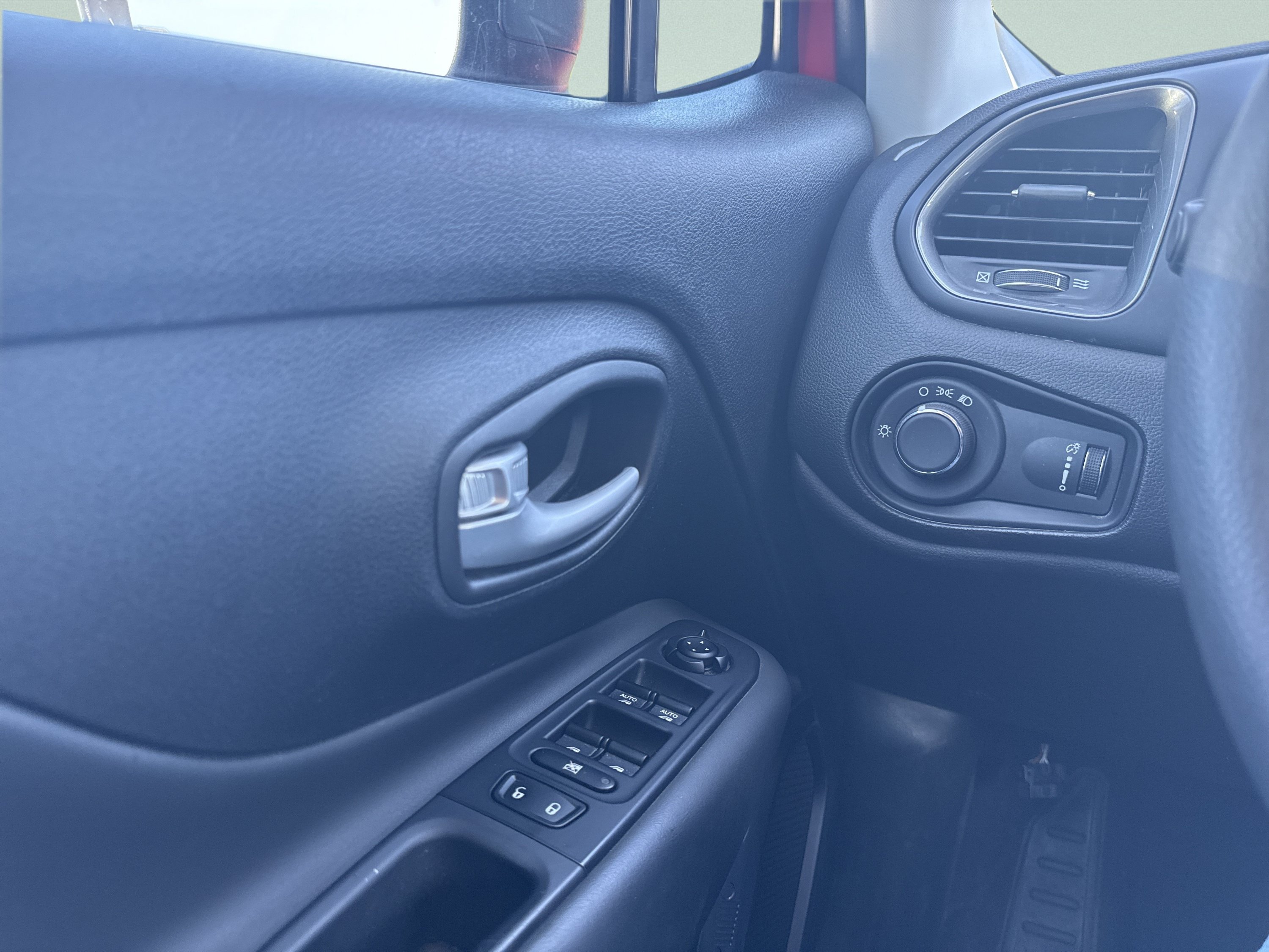 Used 2023 Jeep Renegade Latitude AWD/4WD image 18