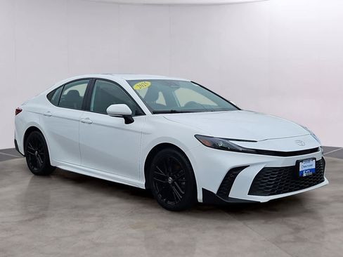 Used 2025 Toyota Camry SE image 3