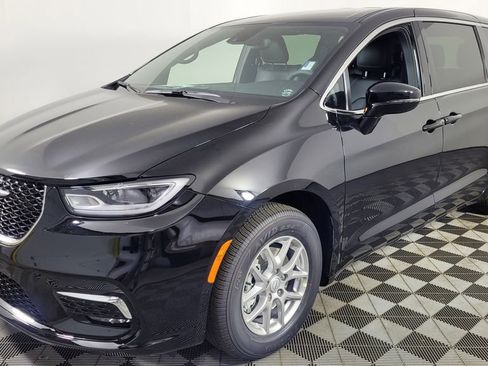 New 2026 Chrysler Pacifica Select image 3