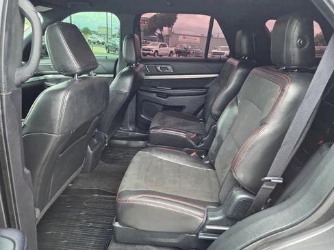 Used 2018 Ford Explorer XLT w/ Equipment Group 202A FWD image 13