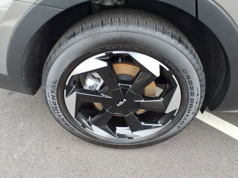 Certified 2025 Kia Sorento EX image 9