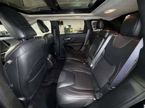 Used 2017 Jeep Cherokee Trailhawk w/ Comfort/Convenience Group image 18