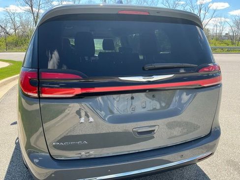 Used 2022 Chrysler Pacifica Touring-L FWD image 10