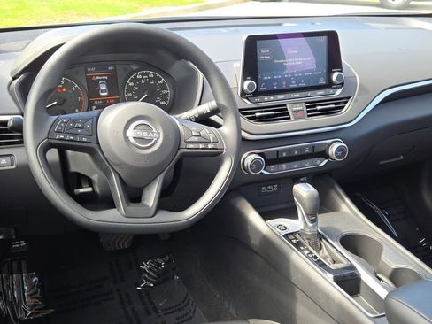 Used 2025 Nissan Altima 2.5 S FWD image 15