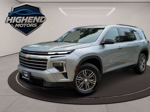 Used 2026 Chevrolet Traverse LT AWD/4WD image 2