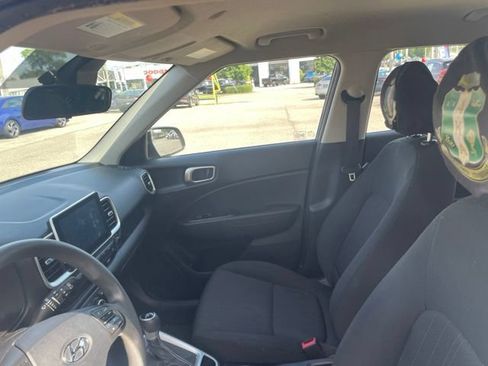 Used 2021 Hyundai Venue SE FWD image 16