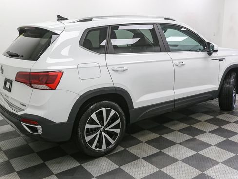 Certified 2023 Volkswagen Taos SE w/ Panoramic Sunroof Package AWD/4WD image 11