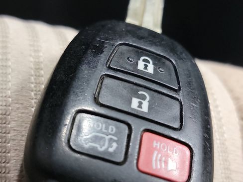 Used 2015 Toyota RAV4 XLE AWD/4WD image 32