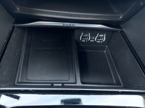 Used 2024 Chrysler Pacifica Premium image 20