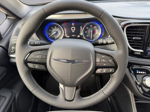 Used 2024 Chrysler Pacifica Limited w/ S Appearance Package image 14