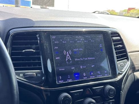 Used 2019 Jeep Grand Cherokee Laredo RWD image 17