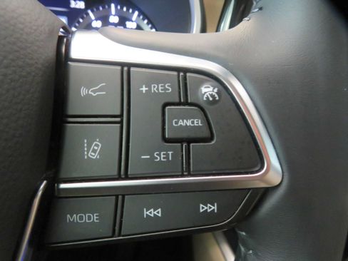 Used 2021 Toyota Highlander XLE FWD image 36