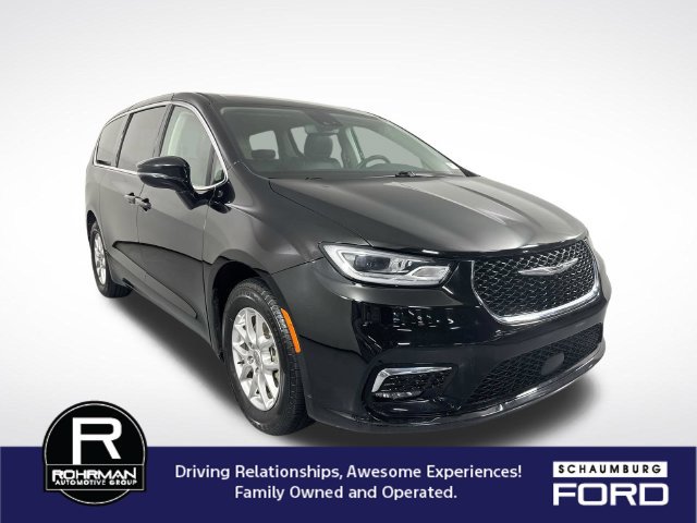 Used 2024 Chrysler Pacifica Touring-L FWD image 3