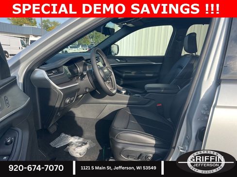 New 2025 Jeep Grand Cherokee Limited w/ Luxury Tech Group II image 16