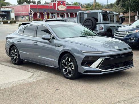 Used 2025 Hyundai Sonata SEL FWD image 2