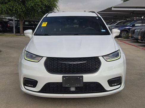 Used 2021 Chrysler Pacifica Touring-L w/ Premium & Safety Sphere Group FWD image 8