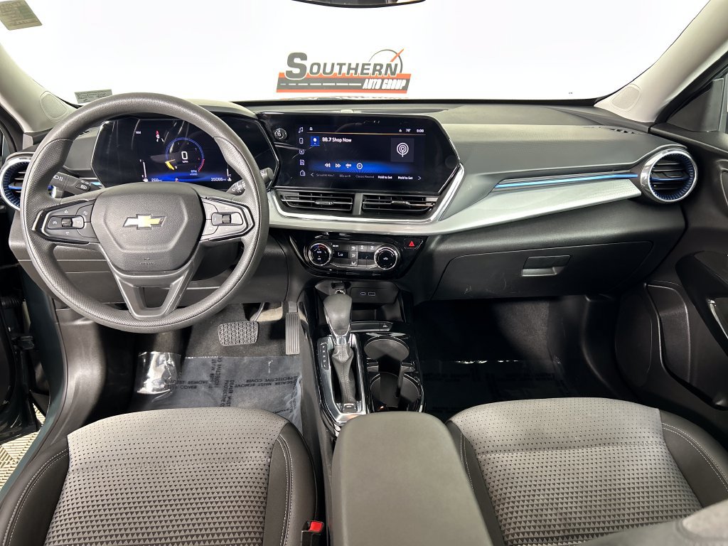 Used 2025 Chevrolet Trax LT FWD image 17