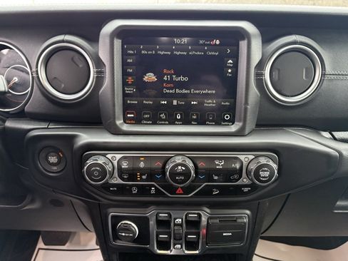 Used 2021 Jeep Wrangler Unlimited Sahara AWD/4WD image 32