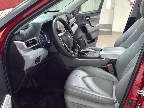 Certified 2023 Toyota Highlander XLE image 12