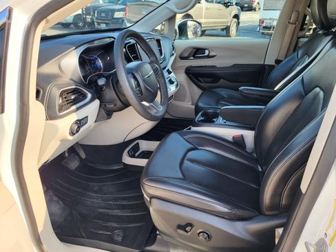 Used 2023 Chrysler Pacifica Touring-L FWD image 18