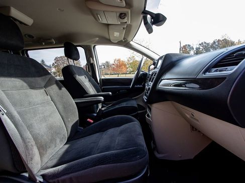 Used 2019 Dodge Grand Caravan SE w/ UConnect Hands-Free Group image 19