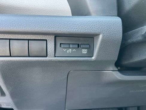 Used 2022 Toyota Sienna XLE w/ XLE Plus Package FWD image 11