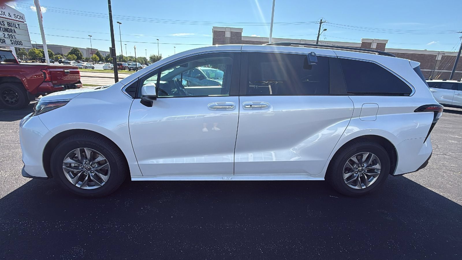 Certified 2025 Toyota Sienna XLE FWD image 4