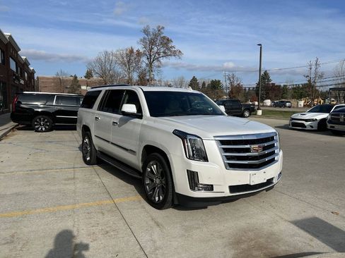 Used 2016 Cadillac Escalade ESV Luxury image 4