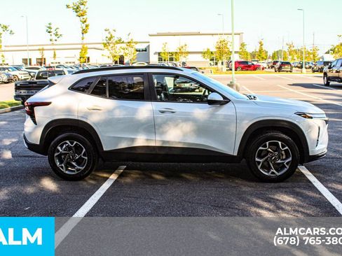 Used 2025 Chevrolet Trax LT FWD image 8