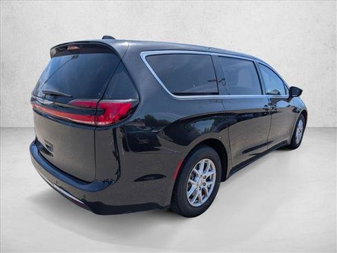 Used 2023 Chrysler Pacifica Touring-L FWD image 5