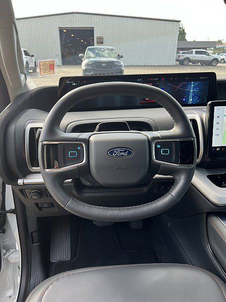 Used 2025 Ford Expedition Active AWD/4WD image 9