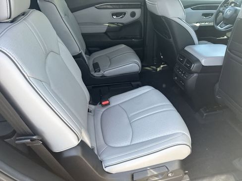 Used 2025 Honda Pilot Elite image 13