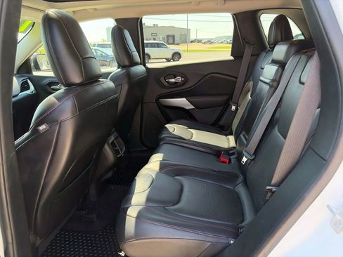 Used 2017 Jeep Cherokee Trailhawk image 22
