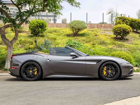 Used 2016 Ferrari California T RWD image 7