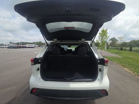Used 2021 Toyota Highlander L FWD image 10