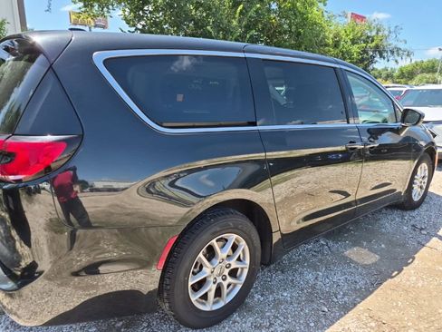 Used 2023 Chrysler Pacifica Touring-L FWD image 3
