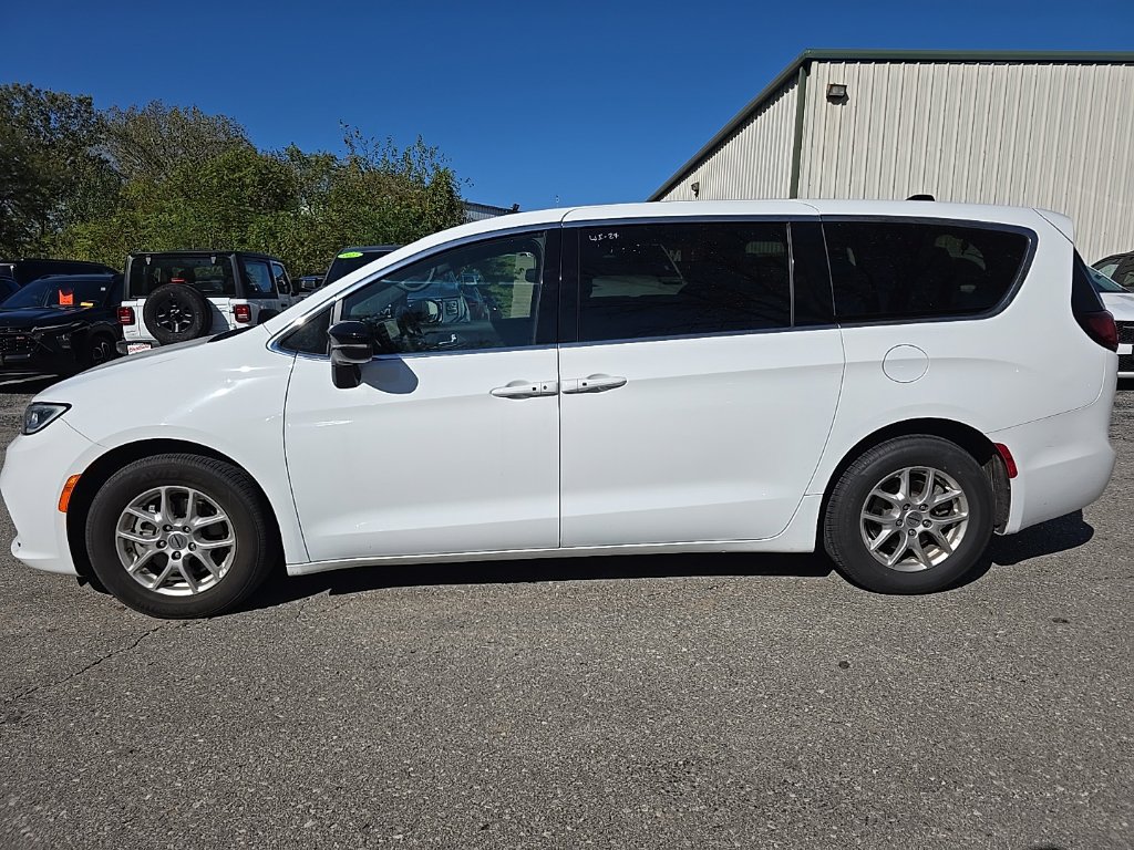 Used 2025 Chrysler Pacifica Select FWD image 3