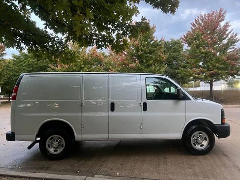 Used 2015 Chevrolet Express 2500 image 14