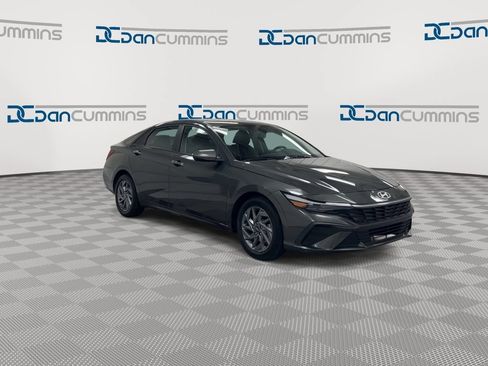 Used 2024 Hyundai Elantra SEL FWD image 2