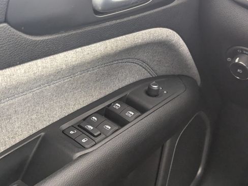 Used 2022 Jeep Compass Latitude FWD image 18