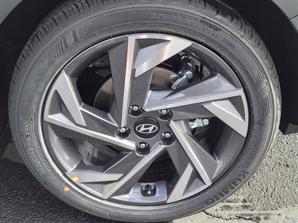 Used 2025 Hyundai Elantra Limited FWD image 4