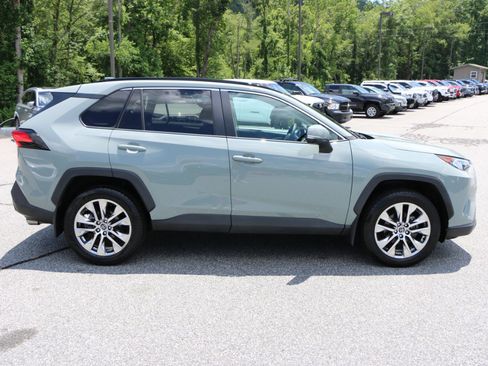 Used 2020 Toyota RAV4 XLE Premium AWD/4WD image 9