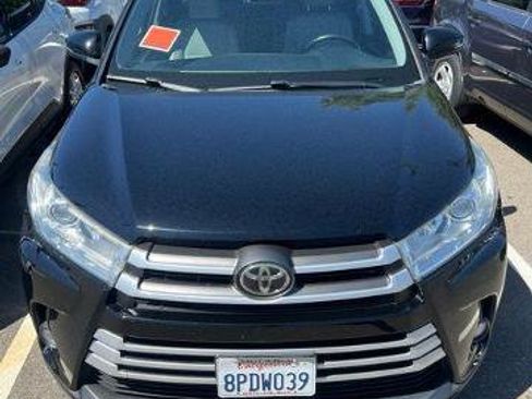 Used 2019 Toyota Highlander XLE AWD/4WD image 3